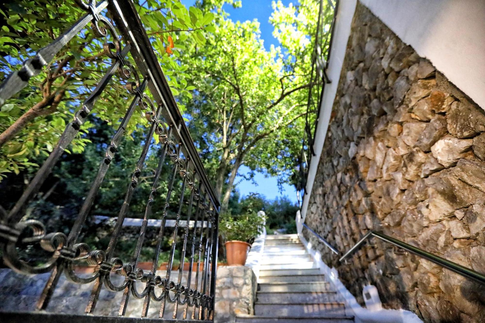 Hotel Labiatan Zogaji Exterior photo